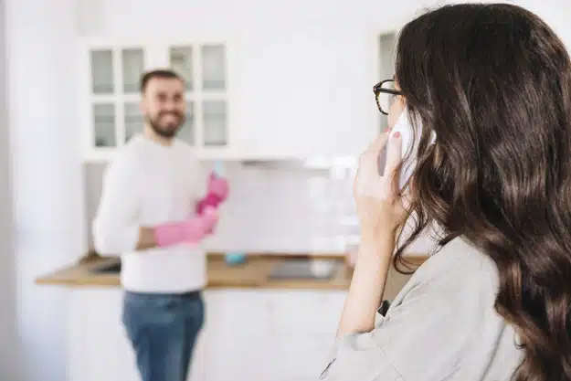 woman-with-phone-looking-helping-man
